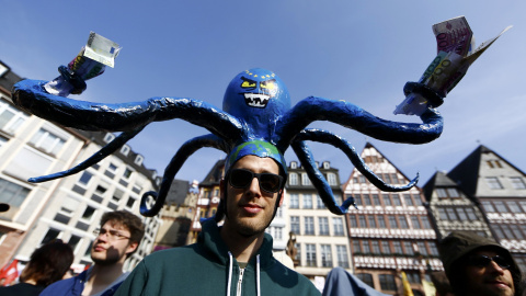 Uno de los manifestantes contra las políticas de austeridad concentrados en el centro histórico de Fráncfort. REUTERS/Kai Pfaffenbach