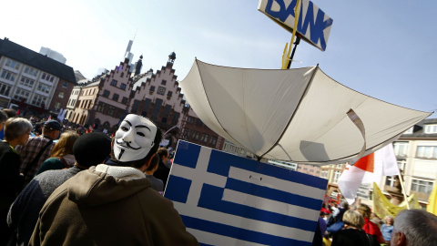 A manifestante con la máscara de 'Guy Fawkes' enfrente del Roemer, en el centro histórico de Fráncfort. REUTERS/Kai Pfaffenbach