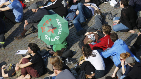 Manifestantes anti capitalistas en la concentración en el centro histórico de Fráncfort contra las políticas de austeridad en la UE, realizada después de la inauguración de la nueva sede del BCE. REUTERS/Kai Pfaffenbach