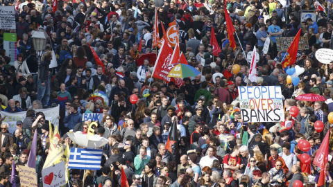 Concentración de manifestantes contra las política de la austeridad en la UE, concentrados en el centro histórico de Fráncfort, tras la inauguración de la nueva sede del BCE. REUTERS/Kai Pfaffenbach