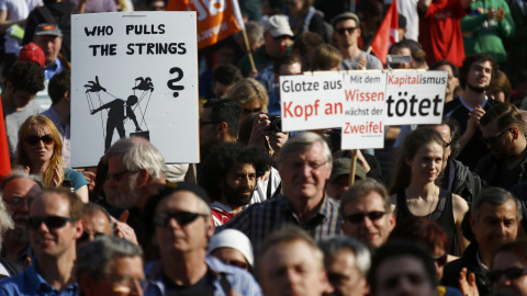 Manifestantes anti capitalistas en la concentración en el centro histórico de Fráncfort contra las políticas de austeridad en la UE, realizada después de la inauguración de la nueva sede del BCE. REUTERS/Kai Pfaffenbach