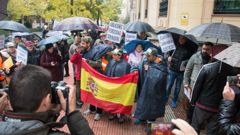 Imagen de la protesta que se ha desarrollado este sábado 26 de noviembre frente a la sede de la Defensora del Pueblo, en Madrid.