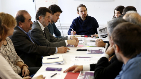 El secretario general de Podemos, Pablo Iglesias, durante la reunión que ha mantenido con representantes de pymes y autónomos, en la sede del Partido, en Madrid. EFE/Sergio Barrenechea