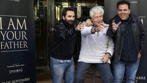 David Prowse (c), el actor que interpretó a Darth Vader en la primera trilogía de Star Wars, posa junto a los directores Marcos Cabotá (i) y Toni Bestard (d), durante la presentación del documental "I am your father", que desvela su rostro 