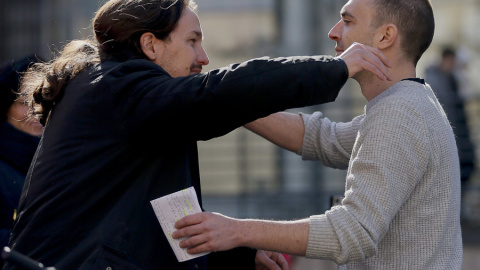 Pablo Iglesias y Luis Alegre, durante el cierre del acto de campaña Claro que podemos. EFE