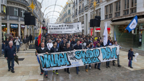 La cabecera de la manifestación en Málaga a su paso por la calle Larios. /ÁLVARO CABRERA (DIARIO SUR)