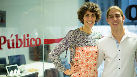 Raquel Corral y Gonzalo Ruiz posan en la sede de 'Público'. /CHRISTIAN GONZÁLEZ