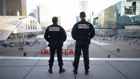 Agentes de la Policía francesa vigilan el distrito de Nanterre, en el barrio de La Defense, tras los ataques de París. REUTERS/Charles Platiau