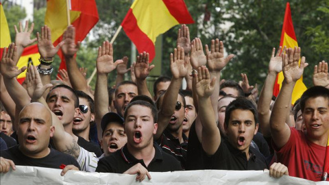 Cientos de ultraderechistas duranteuna manifestación convocada por Falange Española y el Nudo Patriota Español en Defensa de la Unidad de España. EFE