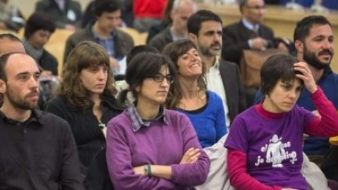 Ciro Morales, el primero por la derecha, con barba y camiseta azul, durante el juicio, el año pasado./ EFE