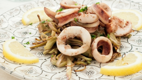 Alcachofas con calamares. 