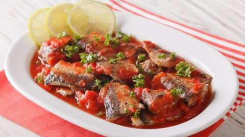 Sardinas con salsa de tomate.