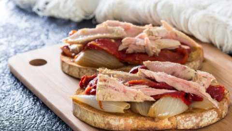  Tostada de atún y pimiento rojo con cebolla.