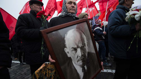 Una mujer lleva un retrato de Lenin en una manifestación del Partido Comunista en la Plaza Roja de Moscú, en noviembre de 2014.