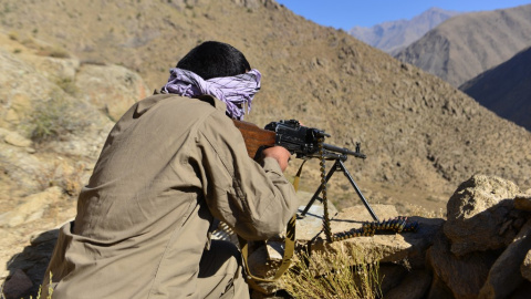  Un movimiento de resistencia afgano y personal de las fuerzas de levantamiento contra los talibanes participa en un entrenamiento militar en el área de Malimah del distrito de Dara en la provincia de Panjshir el 2 de septiembre de 2021, ya