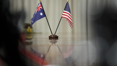  Banderas australianas y estadounidenses se sientan sobre la mesa durante una reunión entre el primer ministro de Australia, Scott Morrison, y el secretario de Defensa de los Estados Unidos, Lloyd Austin, en el Pentágono el 22 de septiembre