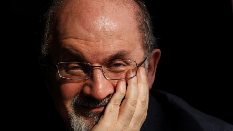 El escritos Salman Rushdie, en Londres, en una foto de octubre de 2010. REUTERS/Andrew Winning