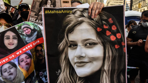  Ciudadanos de Nuew York participan en una protesta contra el presidente iraní Ebrahim Raisi, en el exterior de las Naciones Unidas el 21 de septiembre de 2022 en la ciudad de Nueva York.- AFP