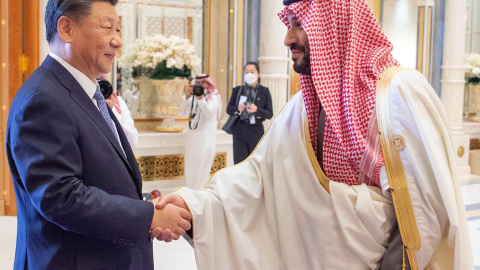  El príncipe heredero y primer ministro saudí, Mohammed bin Salman (derecha), da la bienvenida al presidente chino, Xi Jinping, en la primera cumbre chino-árabe en Riad.- EUROPA PRESS