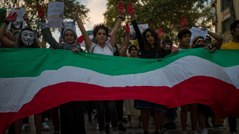 Varias personas se manifiestan en Barcelona contra el régimen Iraní tras la muerte de Mahsa Amini, a 15 de octubre de 2022, en Barcelona (España). -Lorena Sopêna / Europa Press