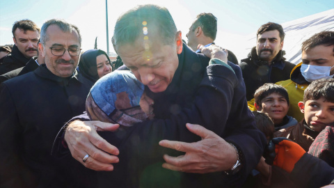  El presidente turco, Recep Tayyip Erdogan, abraza a una mujer mientras visita las zonas afectadas por el terremoto en la frontera turco-siria.- EUROPA PRESS