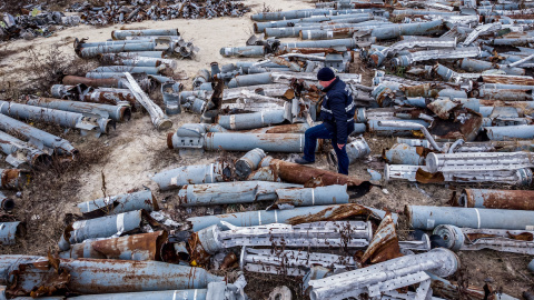  Fotografía aérea tomada el 7 de diciembre de 2022 en la que un experto de la oficina del fiscal examina restos de proyectiles y misiles utilizados por el ejército ruso.- Aleksey FILIPPOV / AFP)