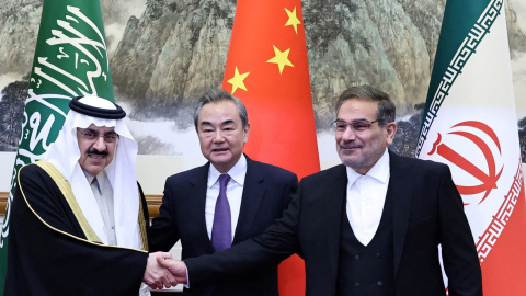  Wang Yi, miembro del Buró Político del Comité Central del Partido Comunista de China (PCCh), Ali Shamkhani, secretario del Consejo Supremo de Seguridad Nacional de Irán y el asesor de seguridad de Arabia Saudita, Musaad bin Mohammed Al Aib