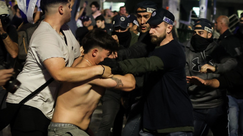 Oficiales de policía israelíes intentan arrestar a un manifestante durante una protesta contra la reforma del sistema legal planeada por el primer ministro Benjamin Netanyahu, a 27 de marzo de 2023, en Tel Aviv (Israel). Foto: Ilia Yefimovi