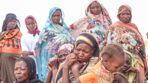  Refugiados sudaneses del área de Tandelti que cruzaron a Chad, en Koufroun, cerca de Echbara, se reúnen el 30 de abril de 2023 para una distribución de ayuda.Gueipeur Denis SASSOU / AFP