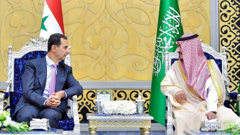  El presidente sirio Bashar al Assad se reúne con el gobernador de la región de La Meca Badr bin Sultan bin Abdulaziz Al Saud en la Cumbre árabe de 2023. -MOSA AL KATHAMI /Saudi Press Agency