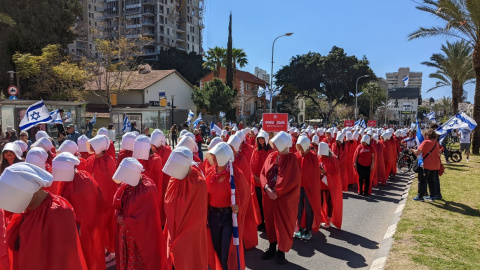 Mujeres israelís toman la calle vestidas como personajes de 'El Cuento de la Criada' protestando contra el gobierno de Israel.-Mareike Enghusen via X