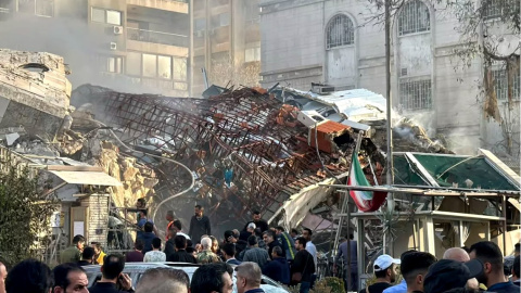 Personal de emergencia y de seguridad en torno al consulado iraní en Damasco tras el ataque de Israel, a 1 de abril de 2024.- Al Mounes/AFP