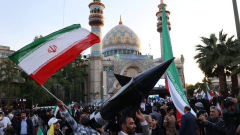 Manifestantes iraníes frente a una mezquita en Teherán, Irán.- Majid Asgaripour/WANA/REUTERS