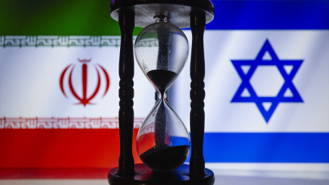  Las banderas de Irán e Israel se exhiben detrás de un reloj de arena. - EUROPA PRESS