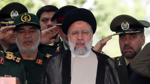 El presidente iraní, Ebrahim Raisi, durante el Día del Ejército rodeado de militares.- EFE/EPA/ABEDIN TAHERKENAREH