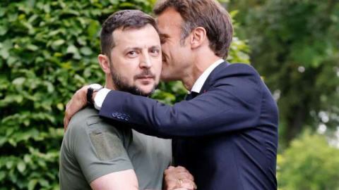 Macron y Zelensy en un abrazo durante una reunión conjunta.- POOL VIA REUTERS VIA REUTERS