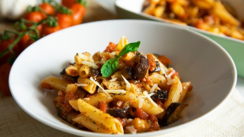 Macarrones con berenjena frita y tomates secos en aceite. 