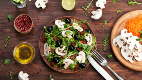 Ensalada de champiñones y tomates secos. 