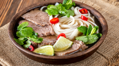 Sopa pho ternera. 