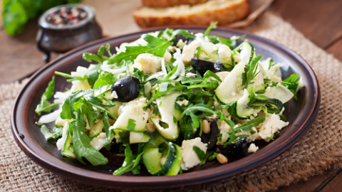 Ensalada de calabacín y queso feta. 