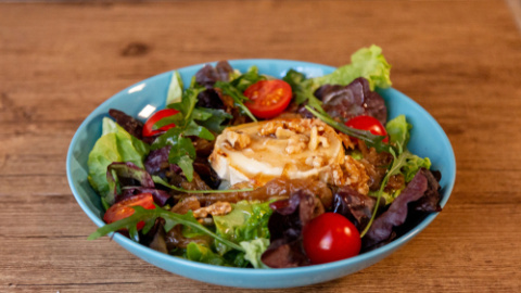 Ensalada templada de queso de cabra. 