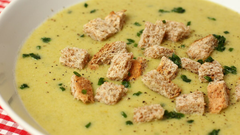 kartoffelsuppe o sopa de patatas alemana. 