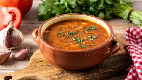 Sopa de lentejas rojas con verduras.