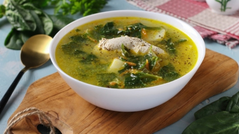 Sopa de pollo con espinacas 