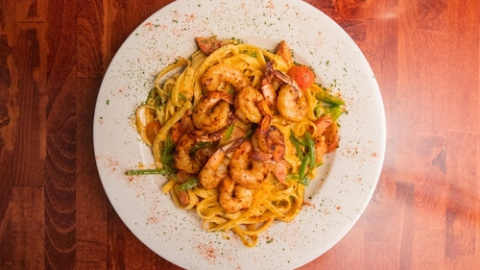 Pasta de gambas cajún. 