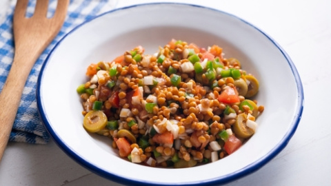 Ensalada de lentejas con bacalao. 