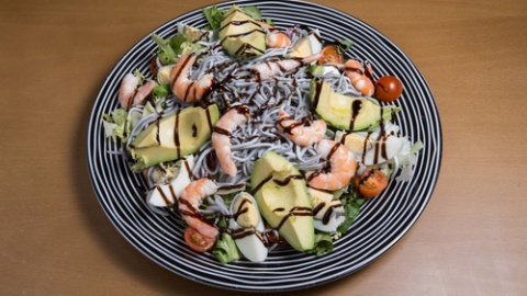 Ensalada de gulas y gambas. 