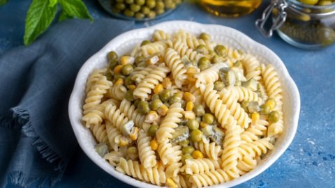 Ensalada de pasta con mayonesa y verduras. 