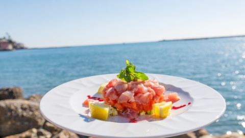 Tartar de atún fresco con albahaca y cebolla. 