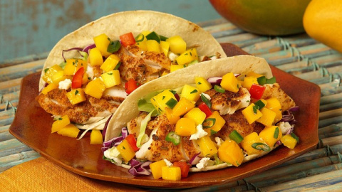 Tacos de pollo y mango.